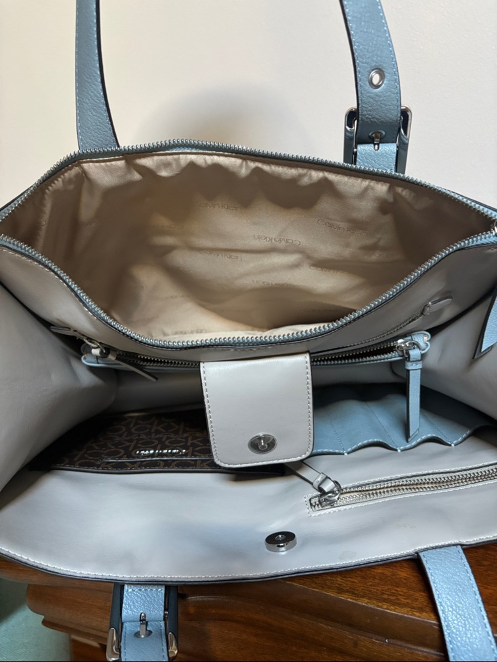 Calvin Klein commuter tote powder blue. - Picture 7 of 16